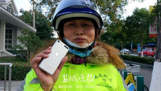 盐城一环卫女工拾金不昧 捡到手机及时归还失主