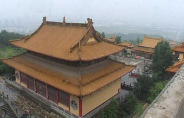 南京定林寺藏经楼内发现男尸悬于房梁