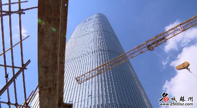 工人顶烈日施工 苏州国金中心明年将竣工