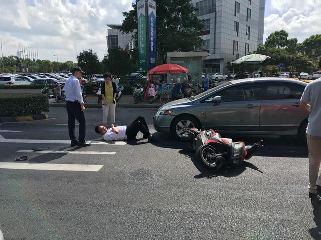 苏州园区通园路发生车祸 一骑电动车男子被撞