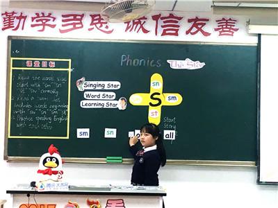 90后美女老师PK南京小学生 飚英语 到底谁更厉