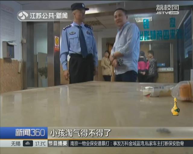 因两张试卷没做 10岁男童被爷爷赶下公交车丢弃路边