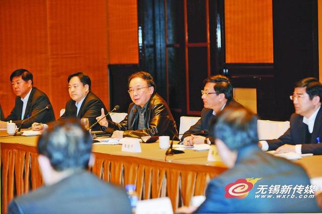 李小敏与江阴市人大代表一起审议政府工作报告