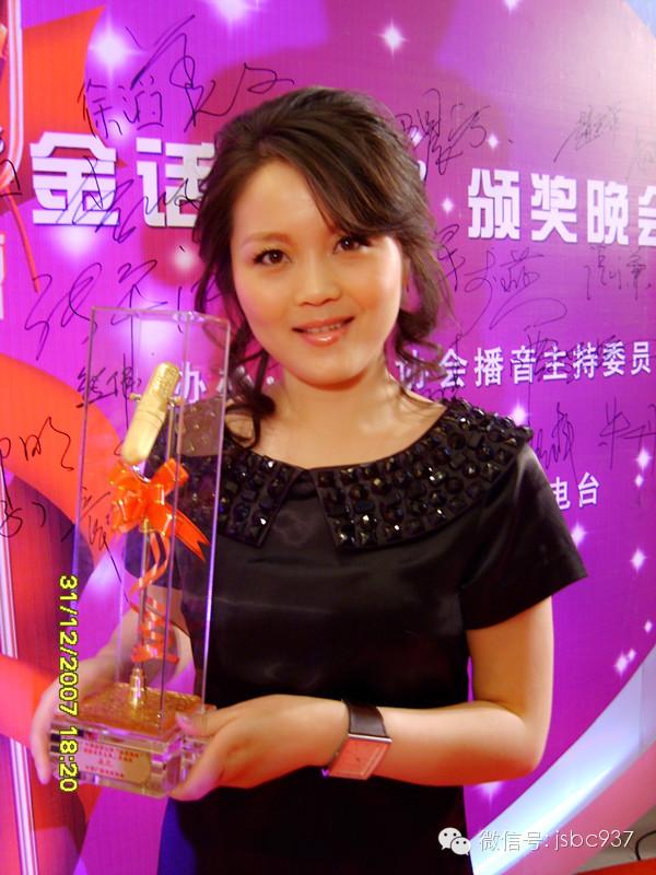 江苏广播主持人美文:做温暖知性的呈现者