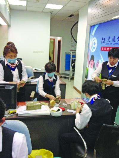 银行员工戴口罩加班清点.