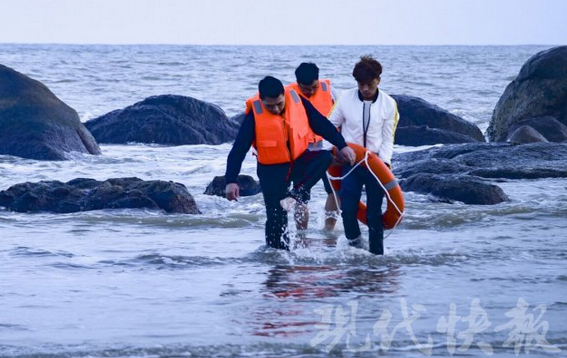 男子被困岛礁 摄影师拍海景时在镜头里发现了他