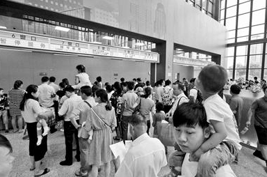南京市儿童医院迎暑期就诊潮 内科就诊人数最