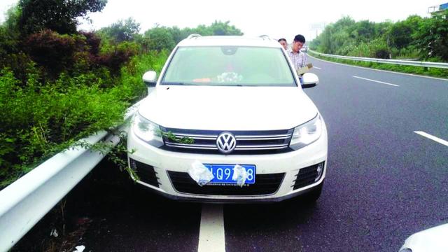 高速路上逆行更遮挡车牌 车主被扣24分回炉重