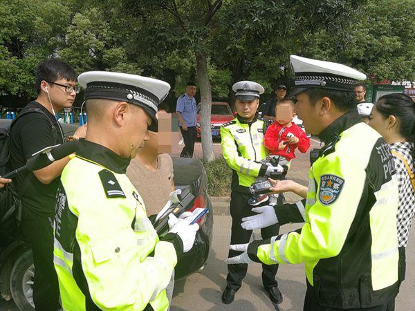 淮安交警抱娃执勤照片刷屏 获网友点赞