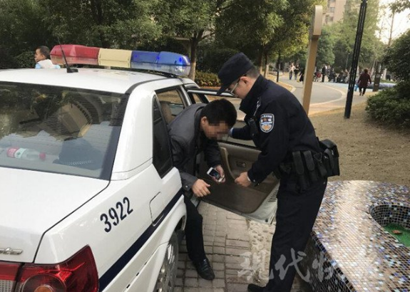 暖心！警民协力护送盲人穿越半个南京