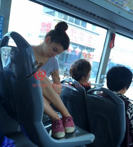苏州:外籍<em>少女</em>公交车<em>强占</em>两座位谈笑风生_地方