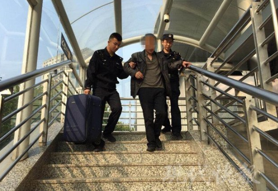 暖心！警民协力护送盲人穿越半个南京