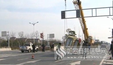 江苏如皋一奔驰小轿车与公交车相撞 幸无伤亡