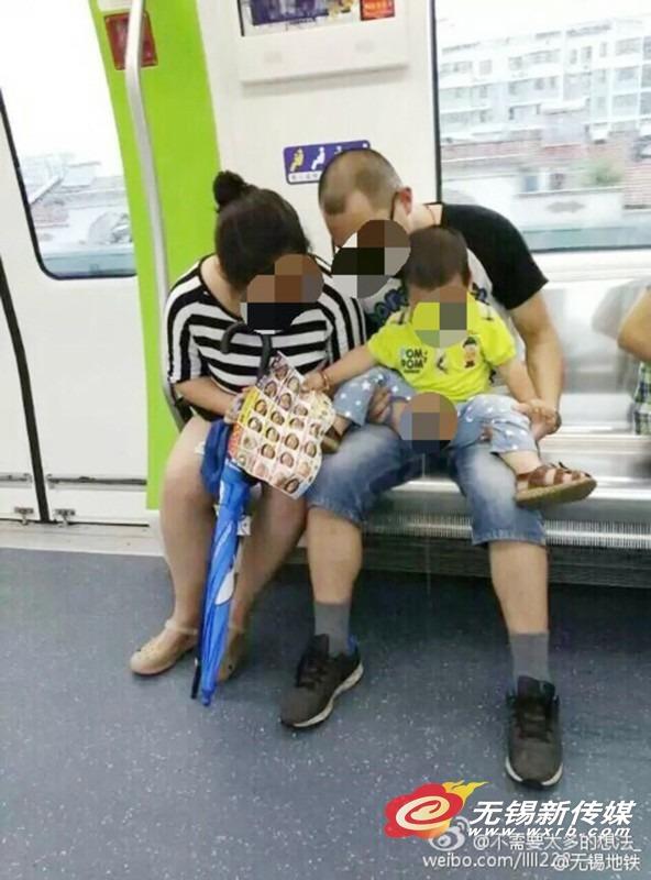 无锡一幼童地铁当众便溺
