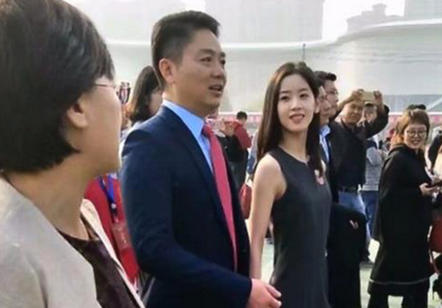 刘强东携妻返乡参加母校校庆 称现仍每天工作16小时