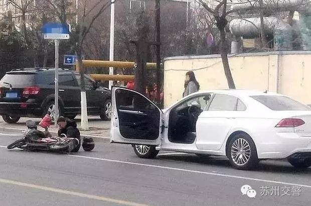 司机路边停车突然开门撞倒电瓶车主 负事故全责