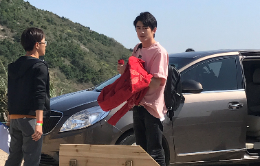 林投稿红粉搭配亮相《网友三个》杂志:骚断腿院子更新男生女生图片