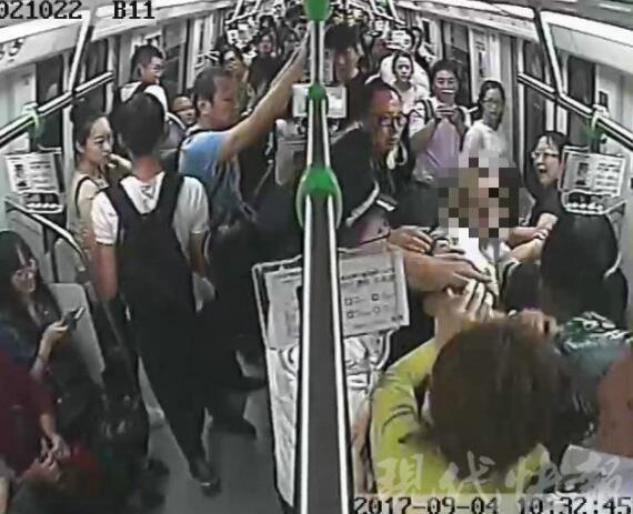 南京地铁两对母女因抢座互殴 对方近7旬母亲被踢