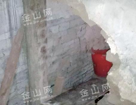 镇江丹阳一穷吼小偷凿壁 盗走农家稻谷