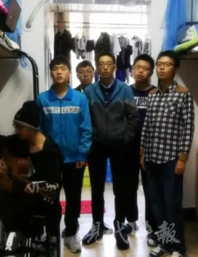 南京一高校春联曝光 网友直呼连春联都看不懂了