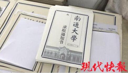 南通大学教师用小楷手写近7000份录取通知书