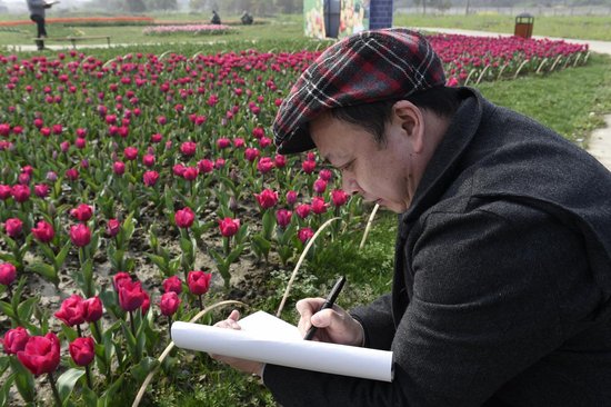 嘉兴画院走进新中国际郁金香花海写生创作_