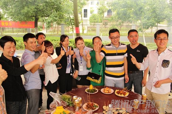 荆门鄂中循环经济城营销团队开展户外烧烤活动