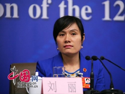 <em>洗脚妹</em> 代表:降低城市保障性住房的申请标准_