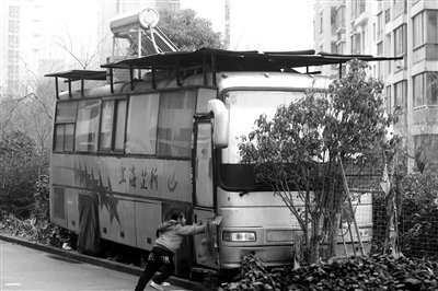 上海松江九亭某小区一报废公交车被改装成房