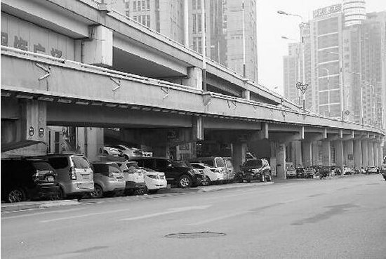 济南顺河高架路下停车位用现金可包月 谁在收