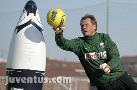 尤文祝曼宁格生日快乐 替补门将诠释职业精神