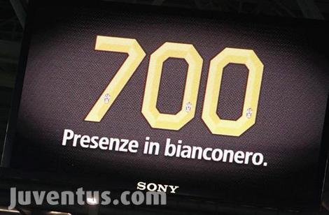 皮耶罗第700场献绝杀 官网致敬:只有一个队长