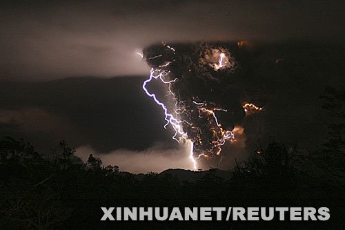 组图:智利柴滕火山喷发时的闪电奇观