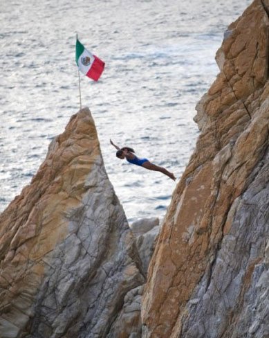 组图:打破世界纪录的18米高悬崖跳水女孩