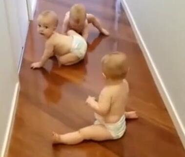 家有三胞胎宝宝，地板都省着用拖布了 