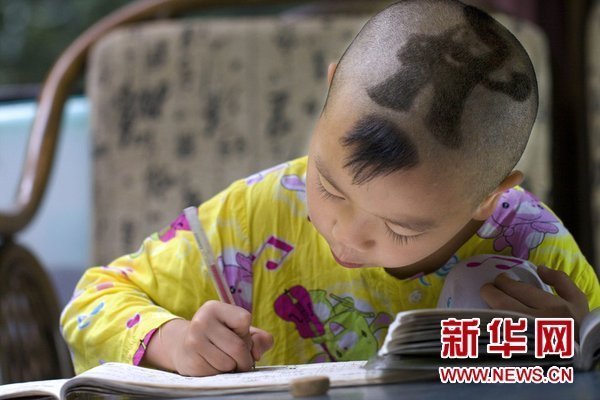 重庆7龄童头顶国家大事 发型每年一换老爸