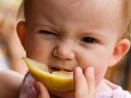 Photos: bébé grimace en mangeant de citron