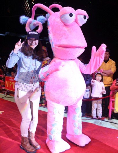 现场小朋友对太空娃娃们积极互动