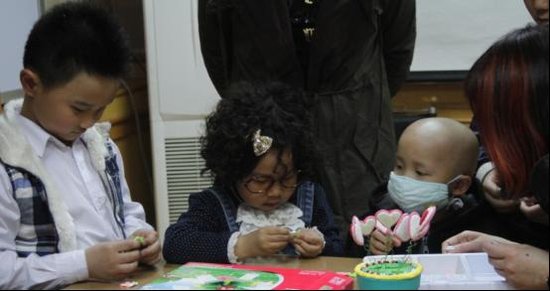 饭桌之歌》《数数歌》红遍网络的小童星饭勺小子、卷毛兜兜和高清图片