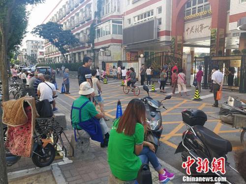 小学放学早家长遇尴尬:"三点半难题"怎么破?