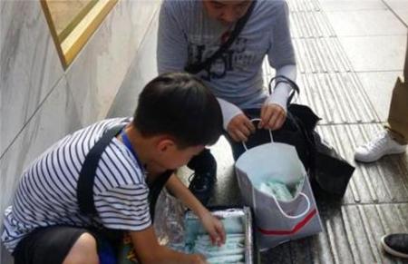 9岁男孩卖冰棍挣零花钱 网友:社会实践是孩子