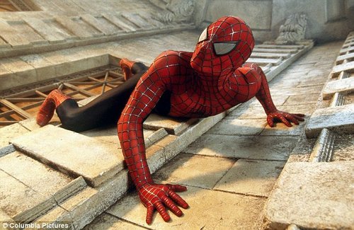 英国13岁男孩自制爬墙装备变身蜘蛛人