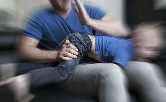 男子被控殴打4名儿童受审:小孩太吵影响妻子养