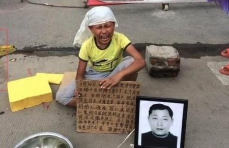 山东工人商场堕亡 其10岁儿子试图维权被人喷