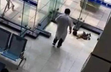 粗心妈妈低头玩手机 3岁孩子从二楼跌落