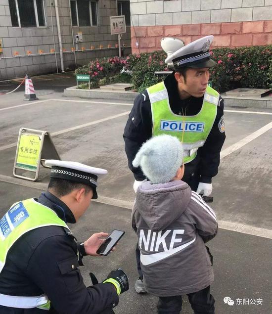 面对交警叔叔的问话,孩子有点害羞胆怯