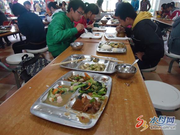 学校食堂粮食浪费大调查 节约需全校努力