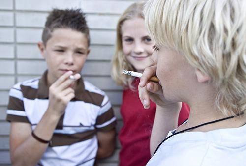 小学生流行抽电子烟 医生:含兴奋剂等成分不