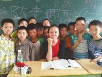 乡村女教师校园里坚守8年 从最年轻到教龄最长