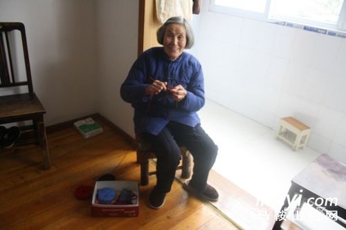 小记者:六旬老太为灾区学生织手套